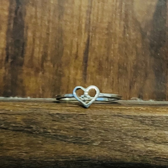 Solitaire accent Diamond heart white gold ring - Picture 4 of 8